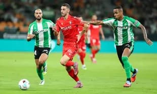 Osasuna player dribbling past Real Betis defenders