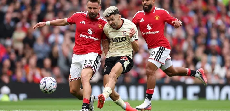 Manchester United players defending against Ipswich attack