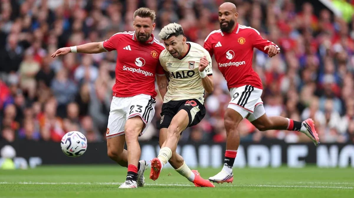 Manchester United players defending against Ipswich attack