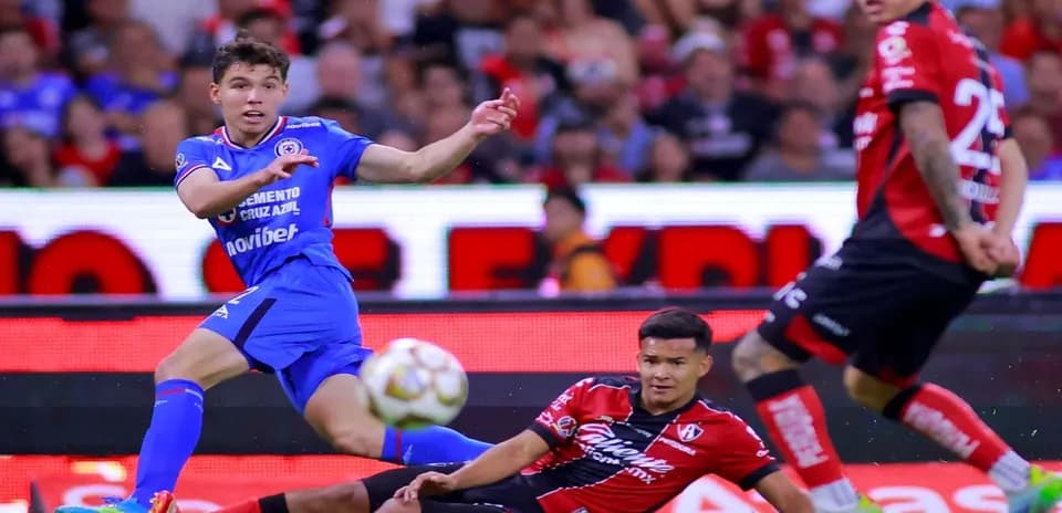 Cruz Azul player passing the ball during match