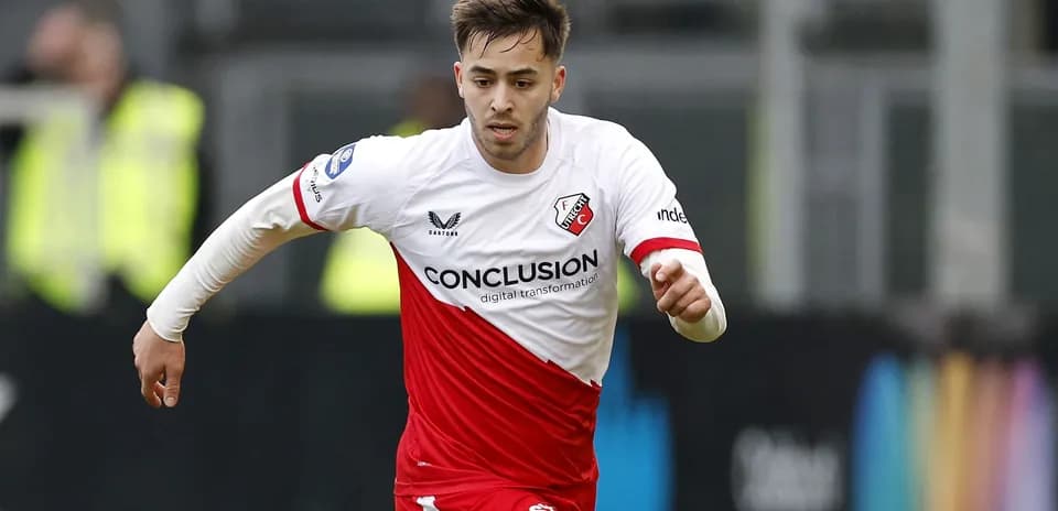 Player in FC Utrecht kit running with the ball