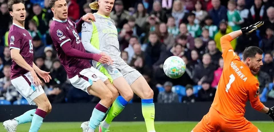 Players competing during Burnley vs Manchester City match