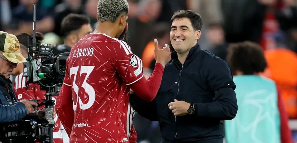Player and coach interacting during a match