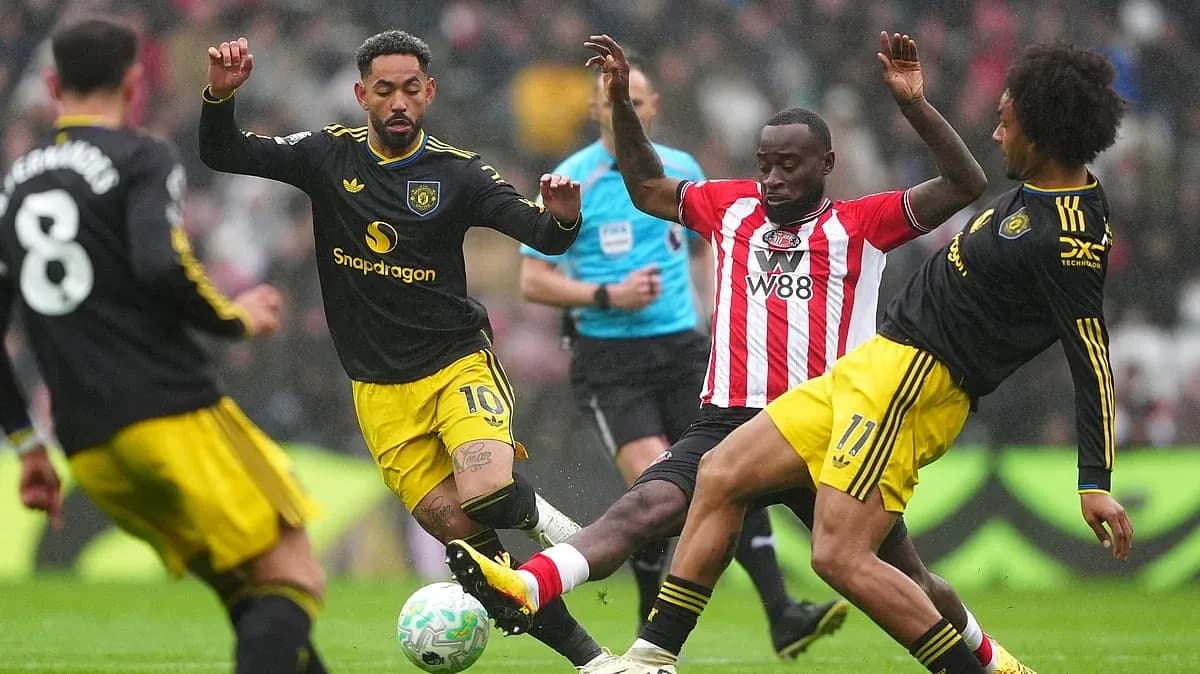 Sunderland player challenging Manchester United opponent