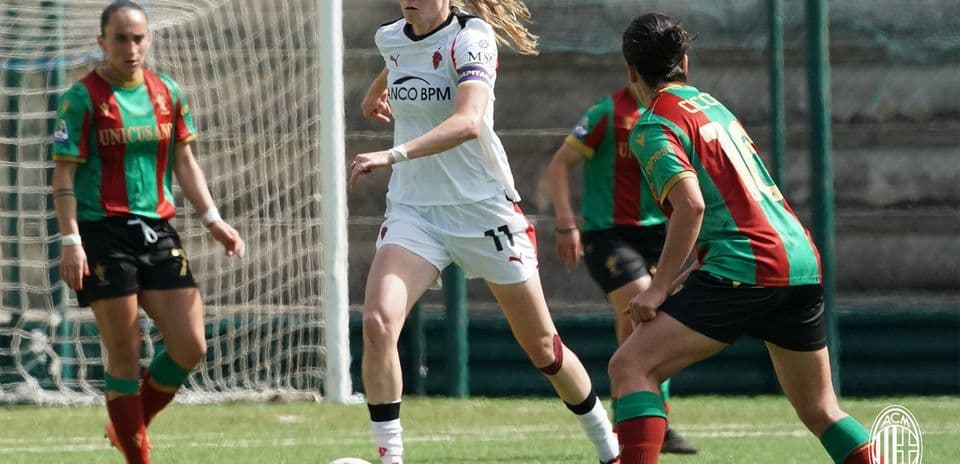 Player dribbling the ball during Ternana vs AC Milan match