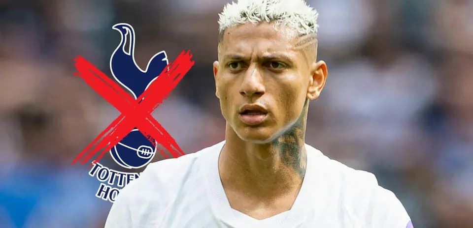 Player with bleached hair and tattoo during match