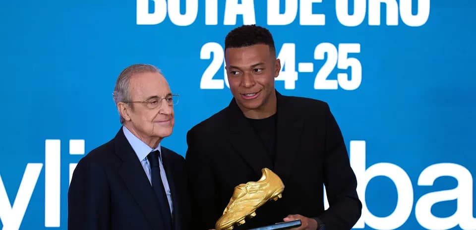 Kylian Mbappé receiving Golden Boot award from president