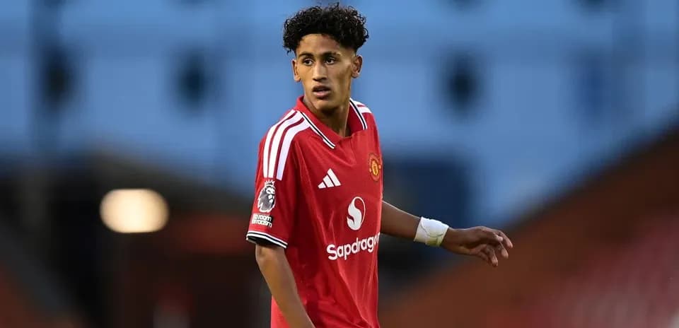 Player in Manchester United kit during match action