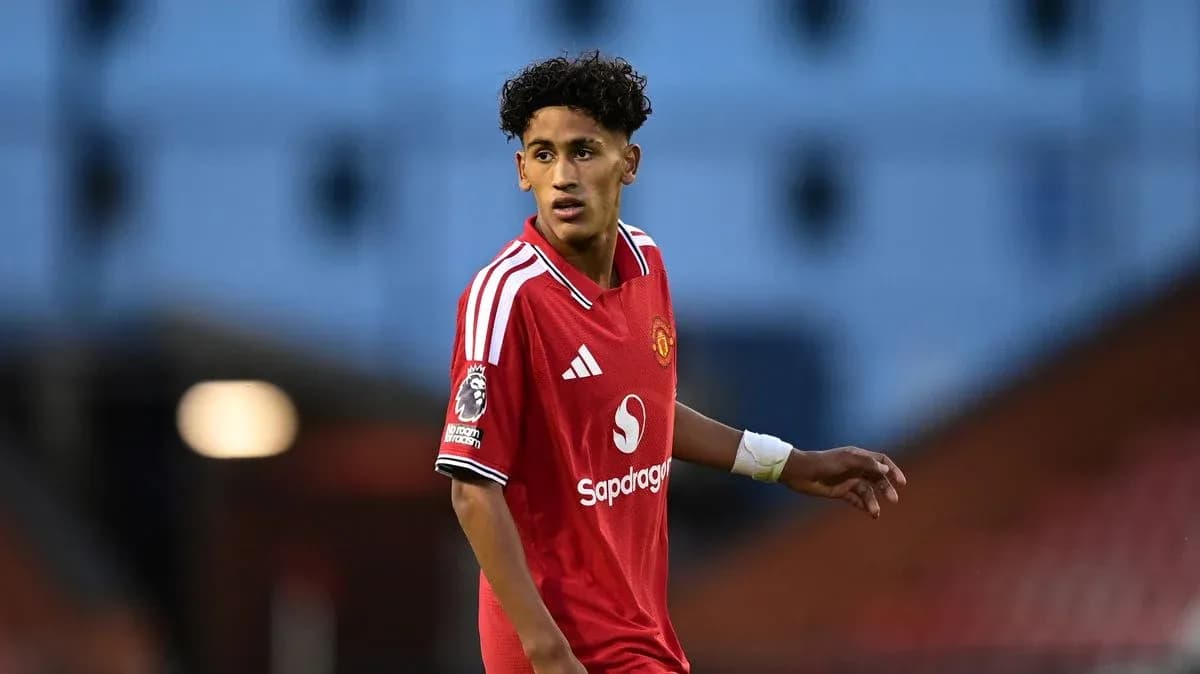Player in Manchester United kit during match action