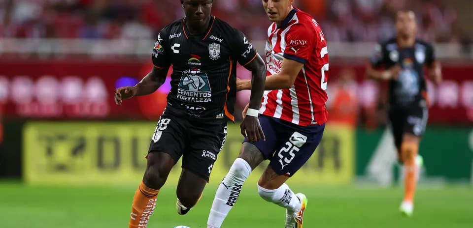 Players from Pachuca and Chivas competing for the ball