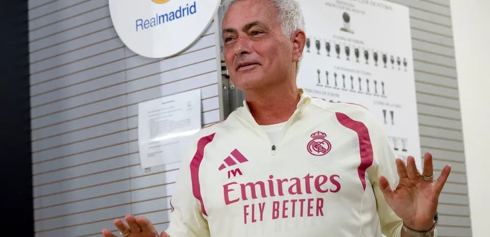 Coach speaking in Real Madrid training facility