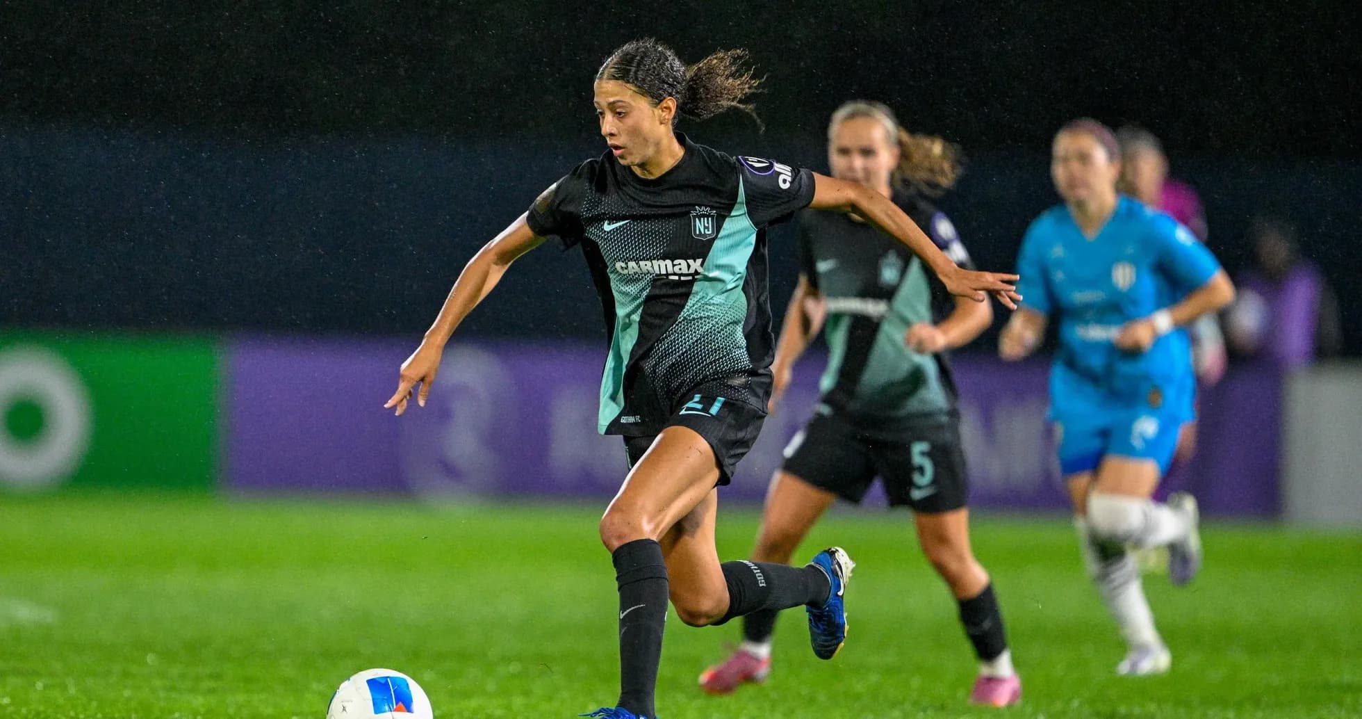 NJ/NY Gotham FC player dribbling the ball