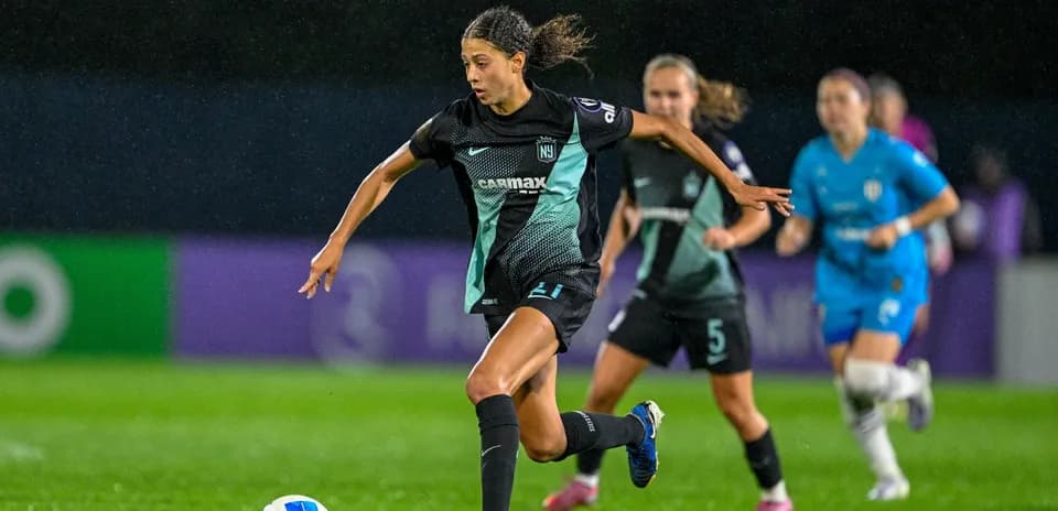 NJ/NY Gotham FC player dribbling the ball