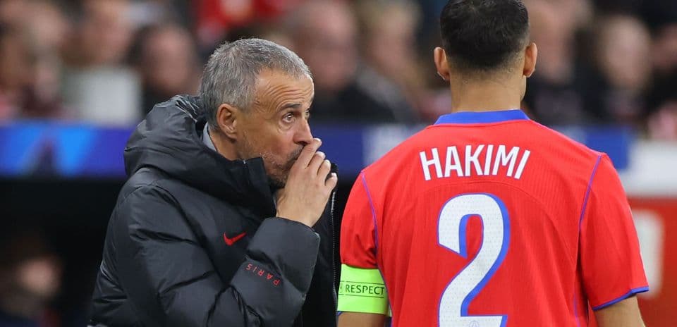 Coach giving instructions to Hakimi during match