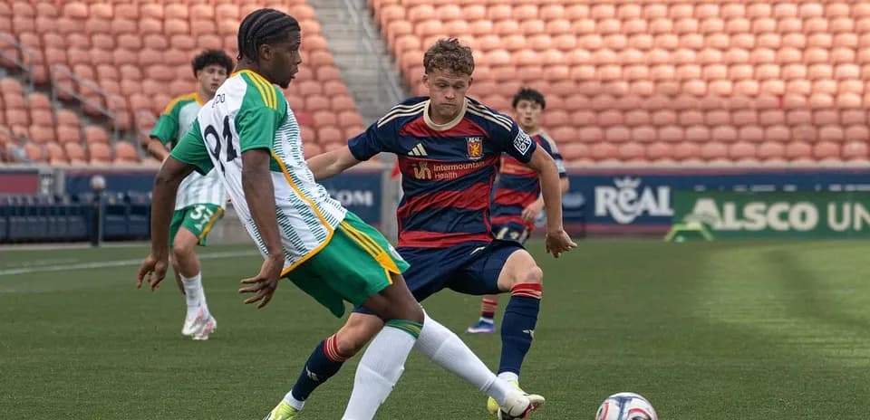 Real Monarchs player challenges Portland Timbers II opponent