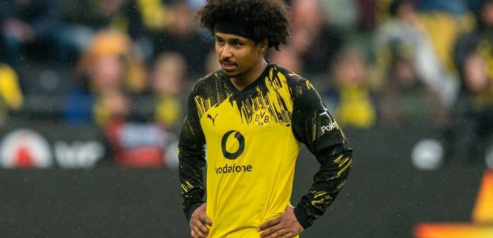 Player in Borussia Dortmund kit during match