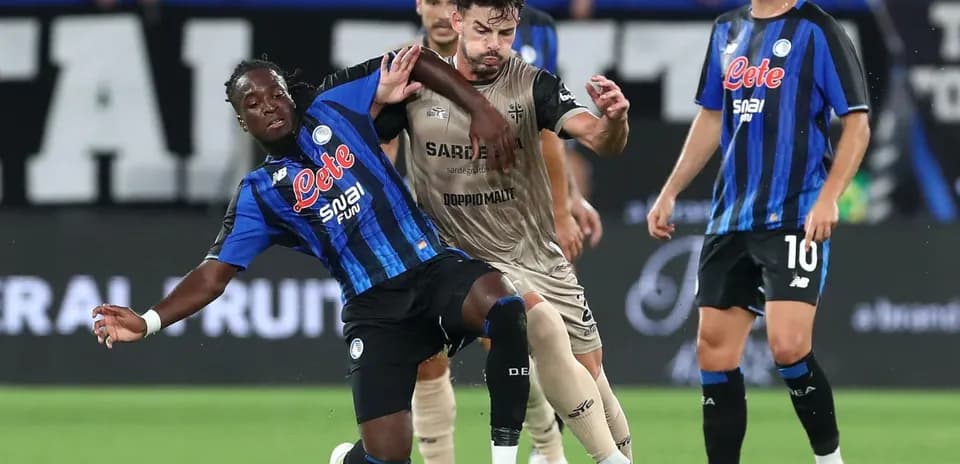 Atalanta players contesting the ball against Cagliari