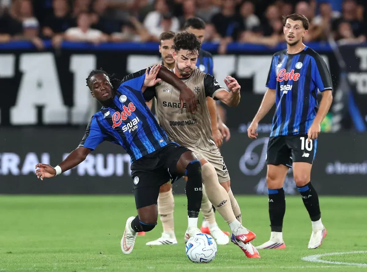Atalanta players contesting the ball against Cagliari
