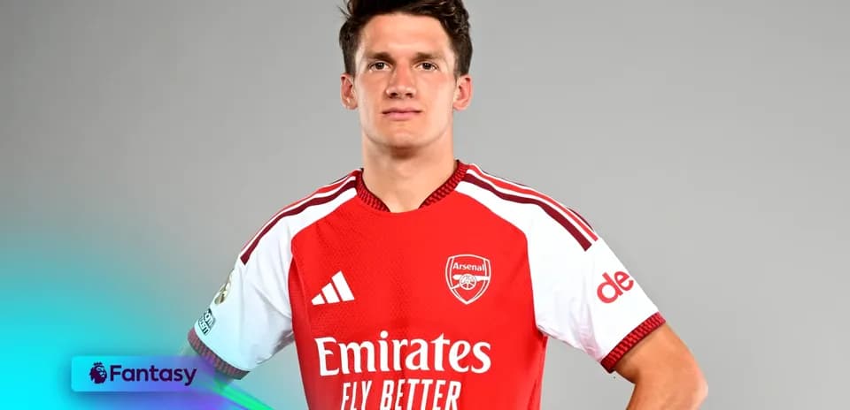 Player in Arsenal jersey posing for photo