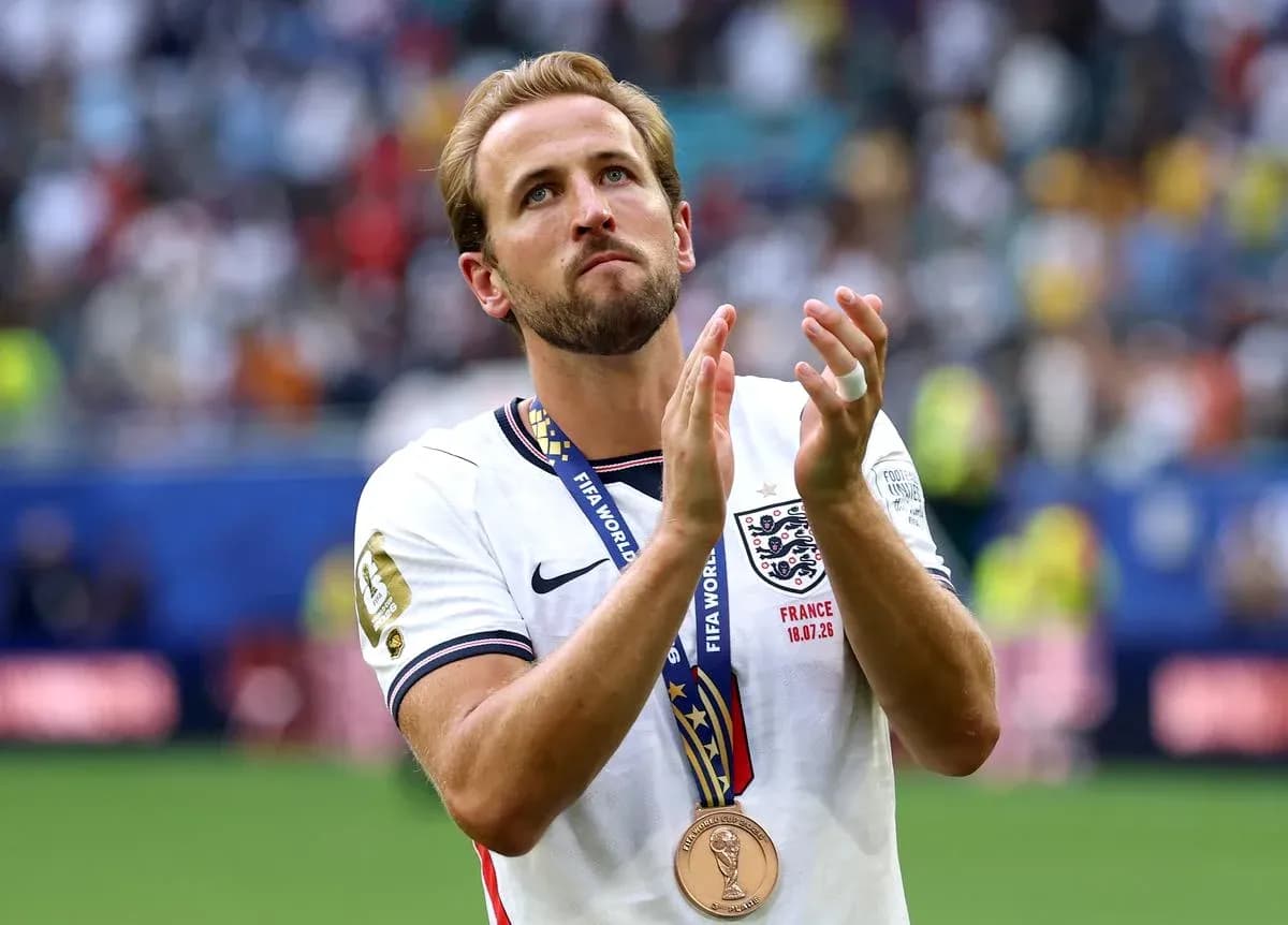 Player applauding with bronze medal after match