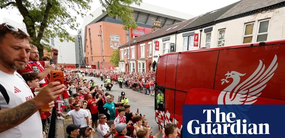 Fans cheering as Liverpool team bus arrives at stadium