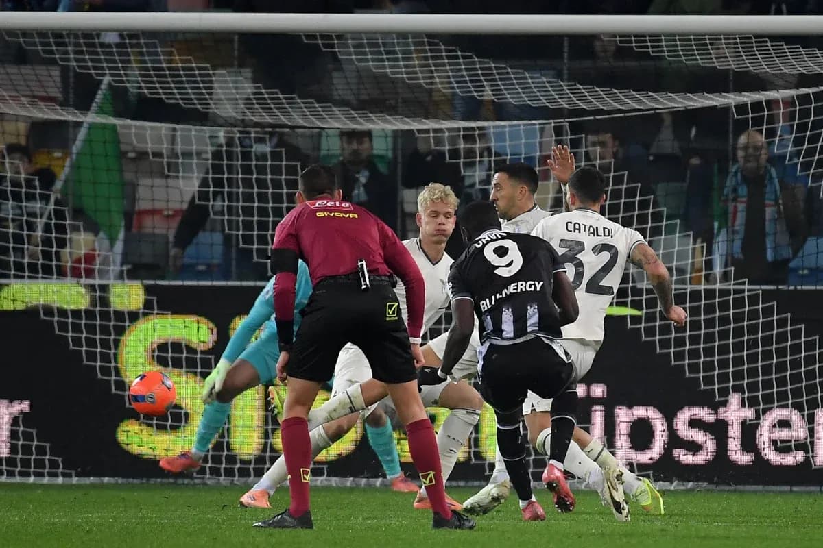Goal attempt during Lazio vs Udinese match