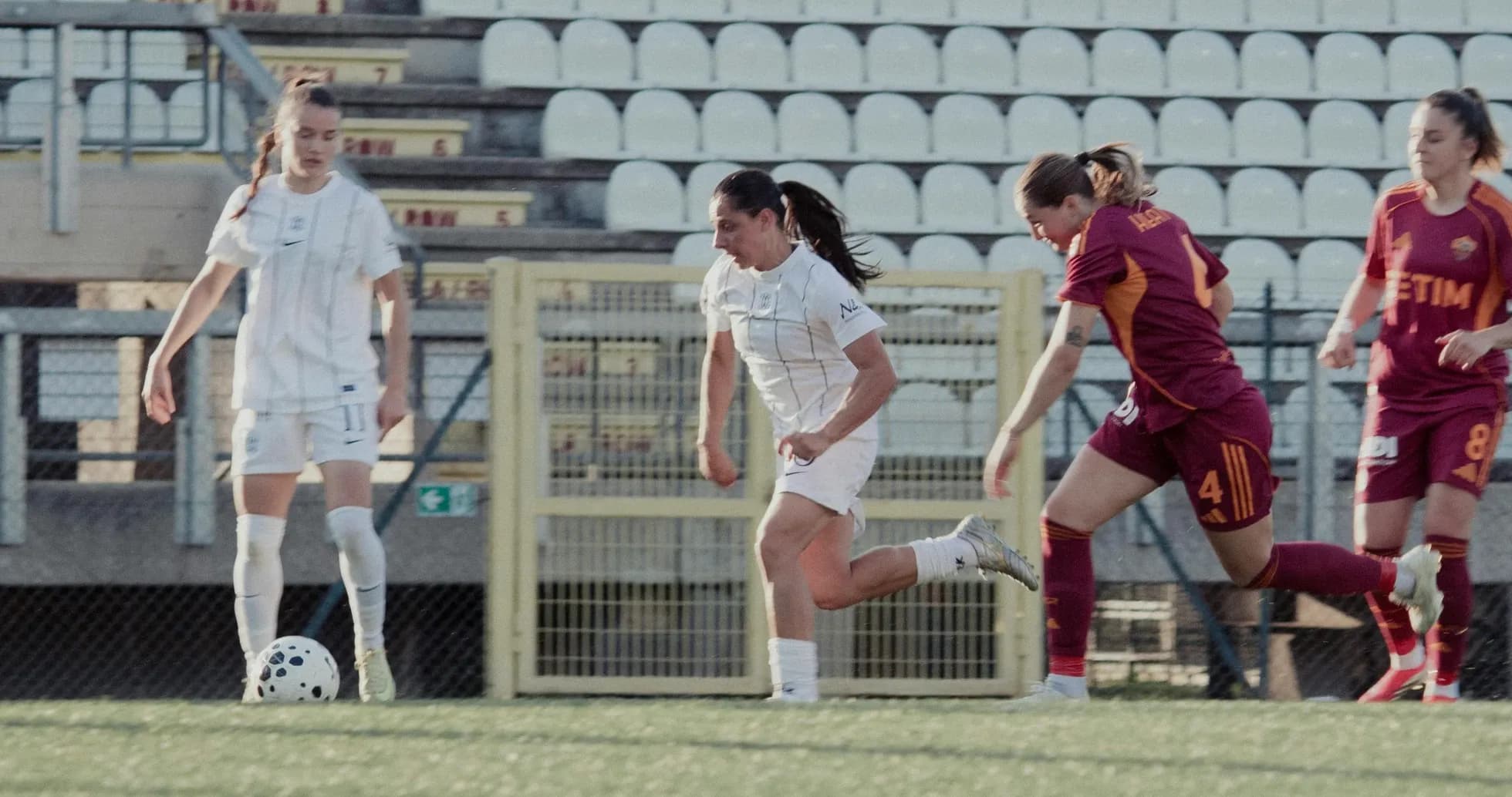 Como W player dribbling against Parma W defenders