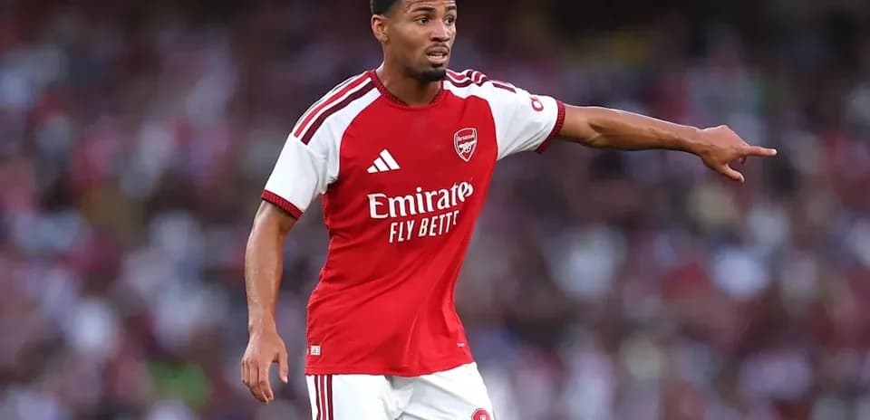 Player in Arsenal kit directing teammates during match