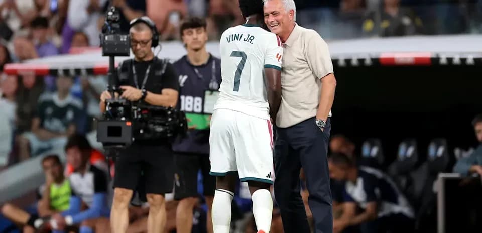 Viní Jr. talking to coach during match substitution