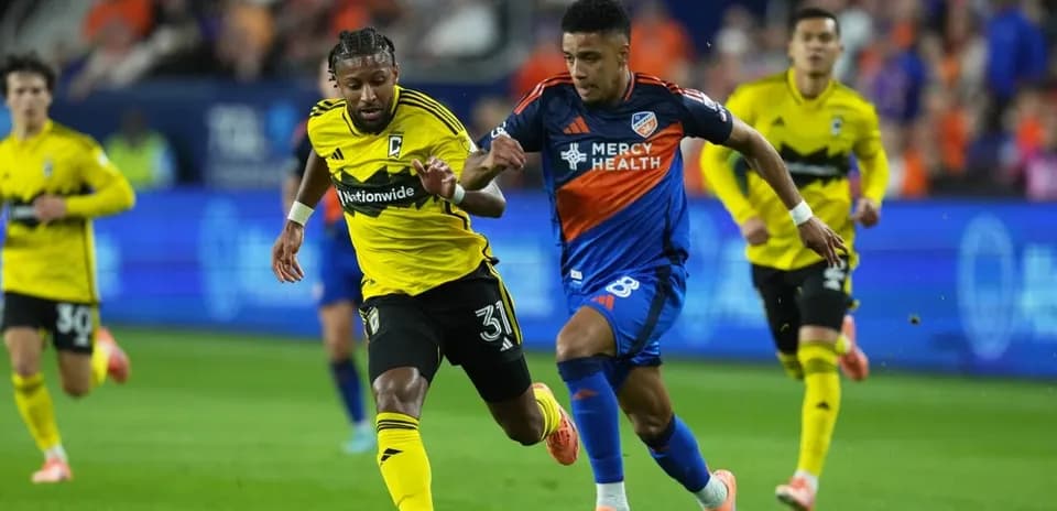 FC Cincinnati II player challenging Columbus Crew II player