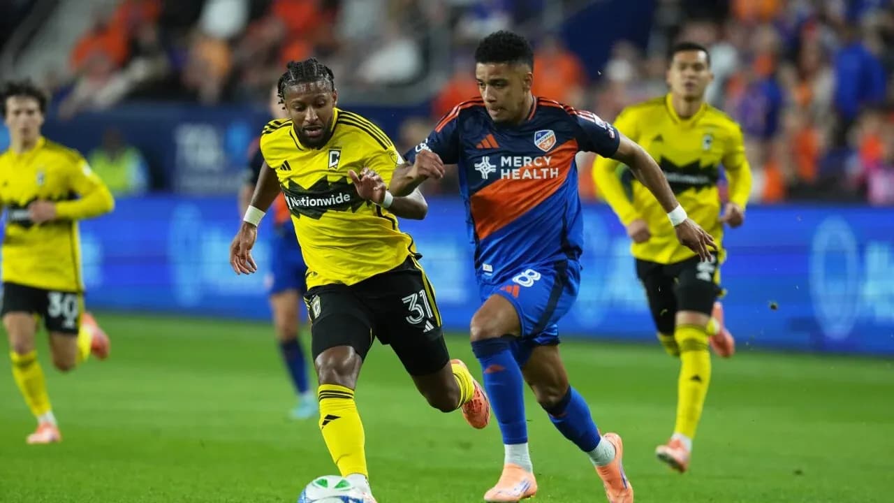 FC Cincinnati II player challenging Columbus Crew II player