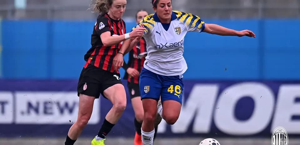 Two players competing for the ball in Serie A Women