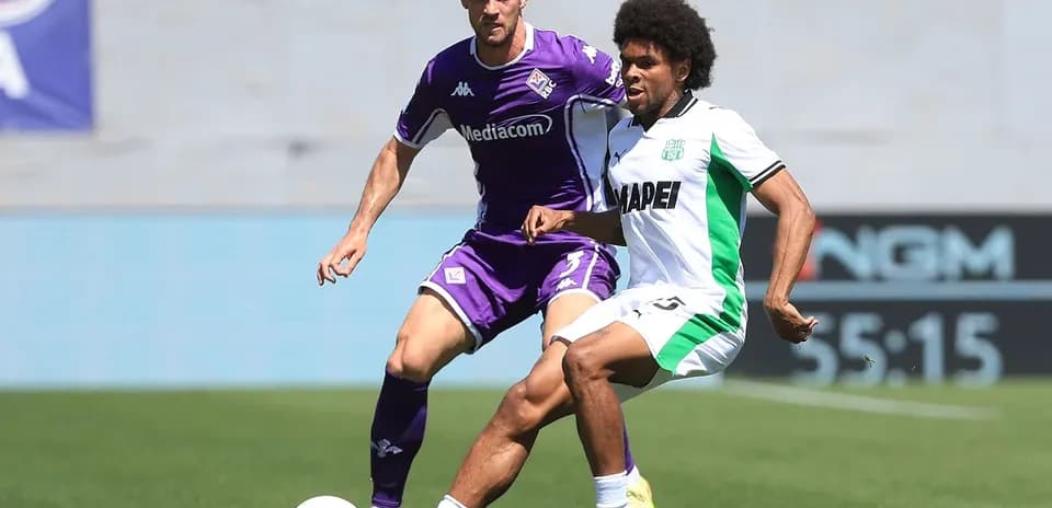 Fiorentina player challenges Sassuolo opponent