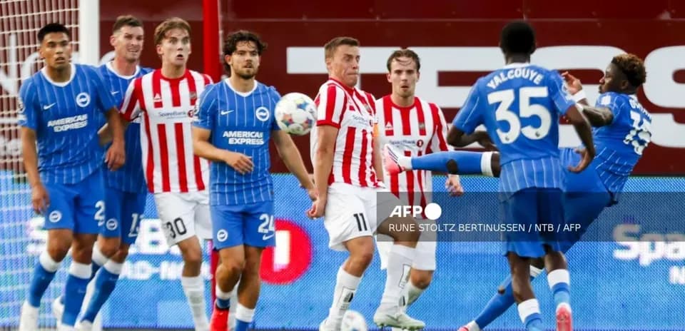 Players from Brighton and Brentford during match action