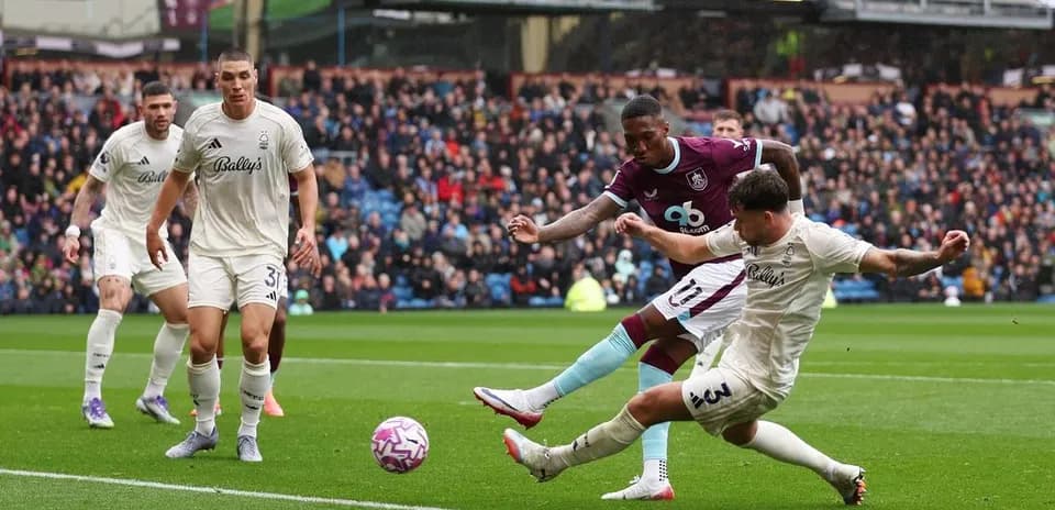Players competing for the ball in Premier League match