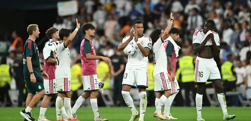 Real Madrid players applauding fans after match