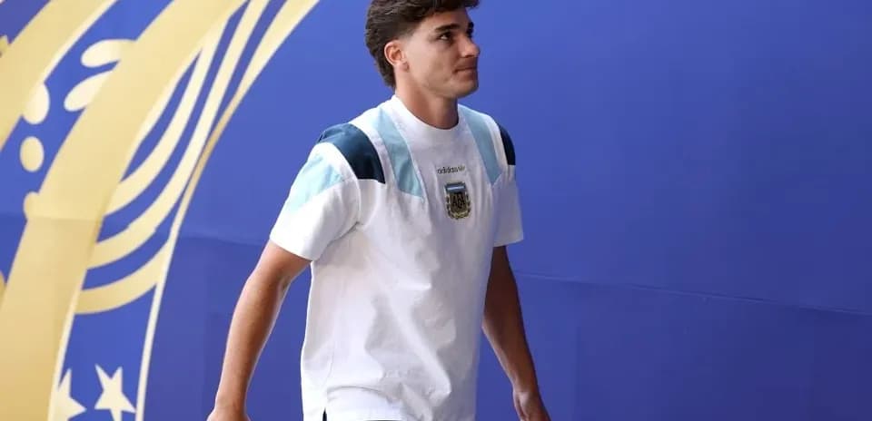 Player walking towards the venue in team shirt