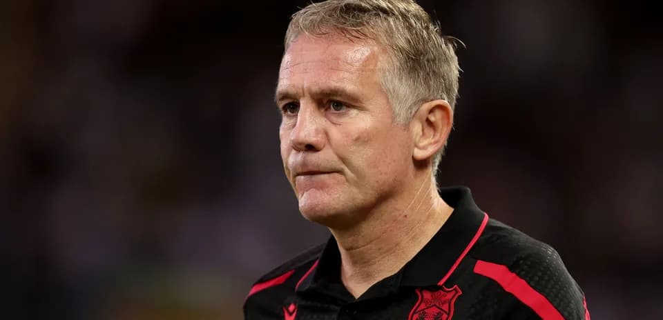 Coach in black shirt during match preparation