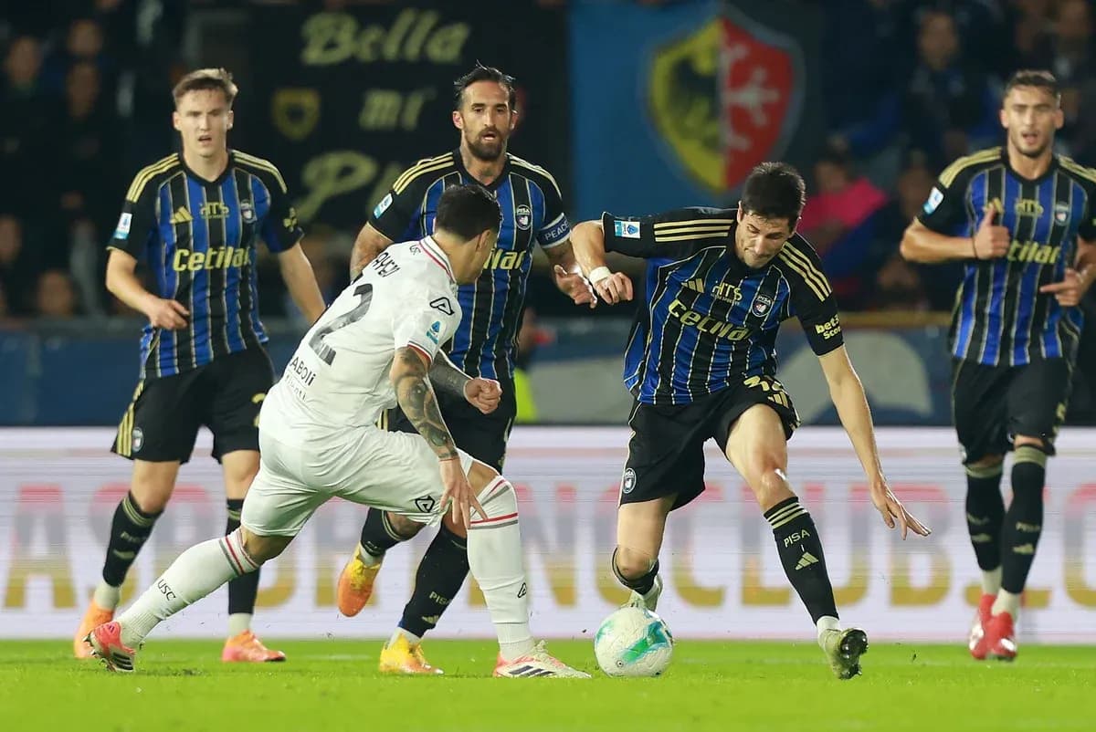 Cremonese players challenging for the ball against Pisa