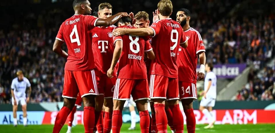 FC Bayern players celebrating a goal together