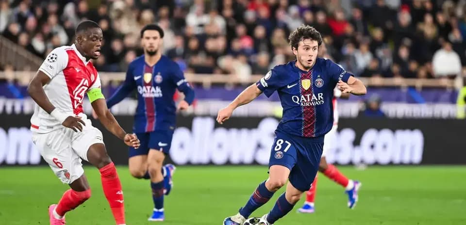 Paris Saint Germain player dribbling against Monaco