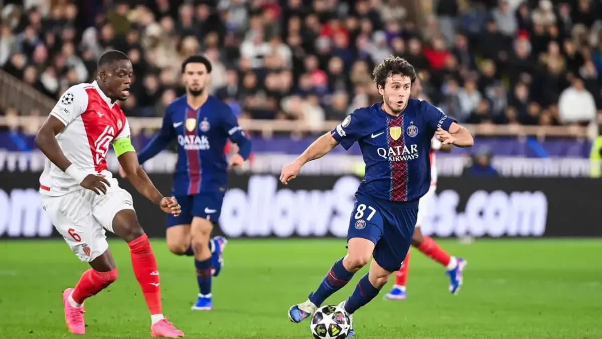Paris Saint Germain player dribbling against Monaco