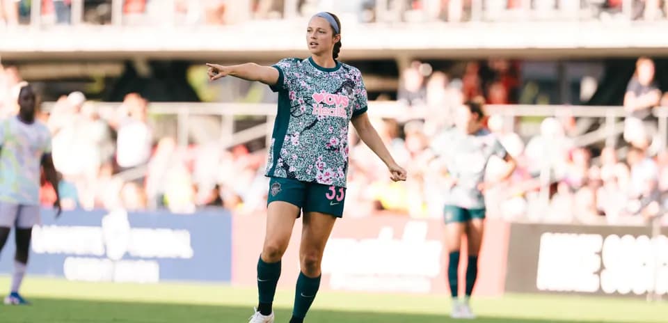 Player gesturing during Portland Thorns match