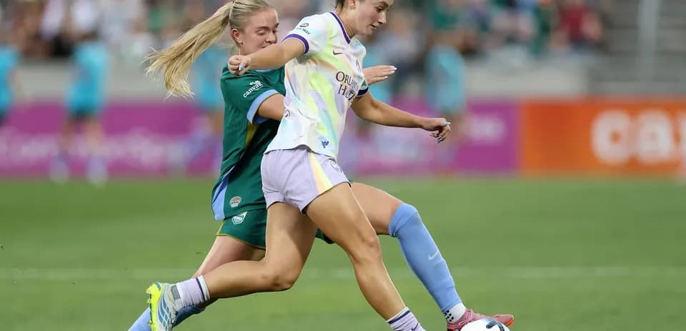 Orlando Pride player dribbling against Bay FC