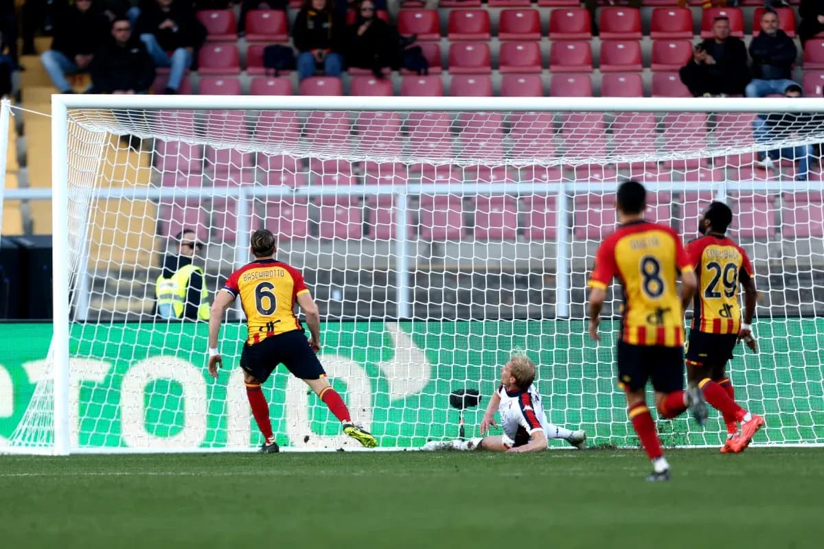 Goalkeeper saved shot during Lecce vs Genoa match