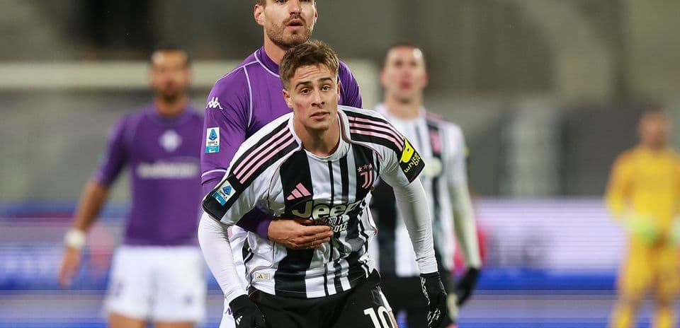 Juventus player challenged by Fiorentina goalkeeper