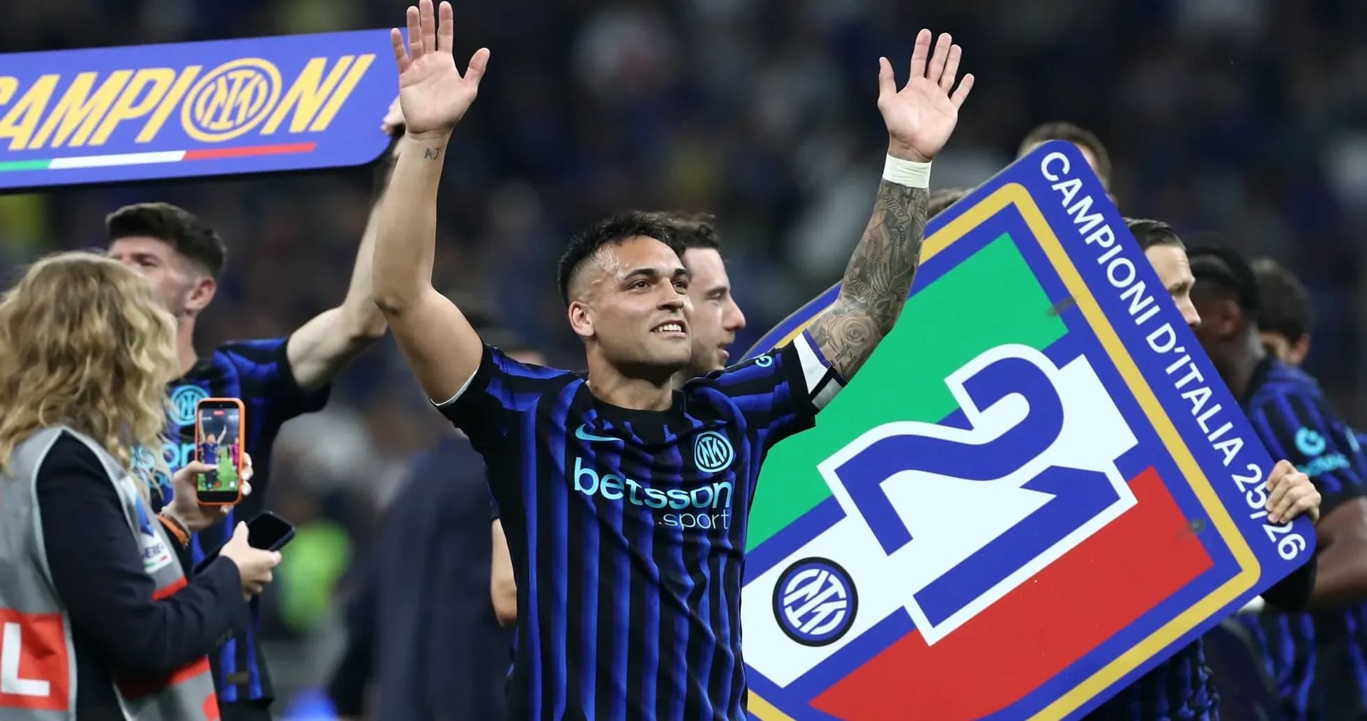 Lautaro Martínez celebrating with 'Campioni' banner