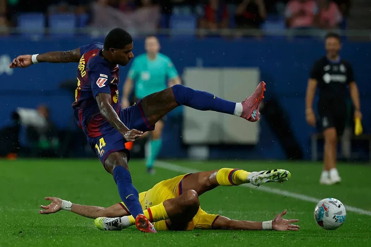 Barcelona player challenges Getafe opponent during match