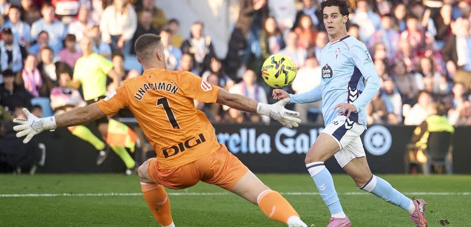 Celta Vigo goalkeeper saves shot during match