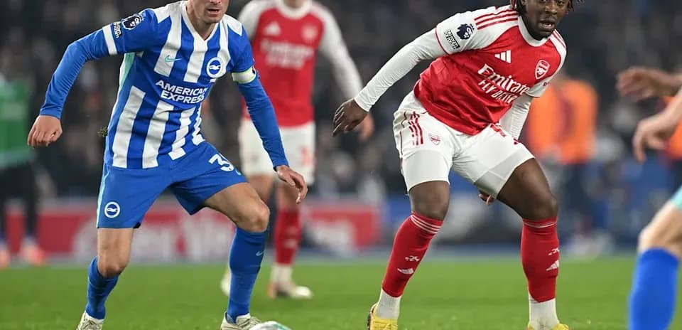 Brighton and Arsenal players contesting the ball